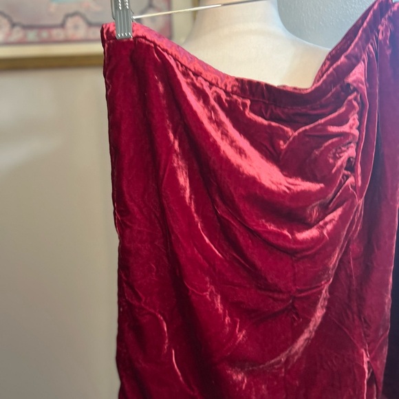 By ANTHROPOLOGIE Connie Crushed Red Velvet Mini Skirt Ruched Side Slit
NWT 16 - Picture 9 of 13